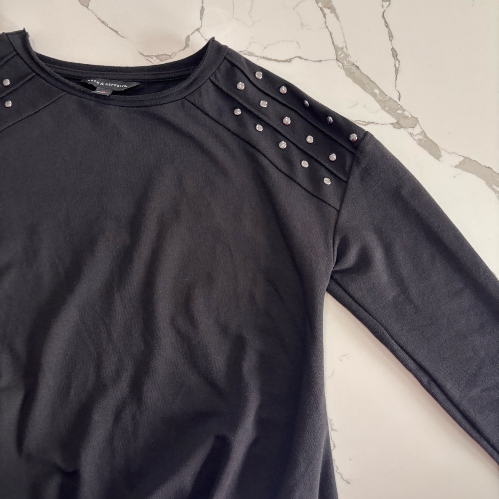 Rock & Republic Women’s Black Studded Twist Knot Hem Sweatshirt Top Size Small - Picture 5 of 15